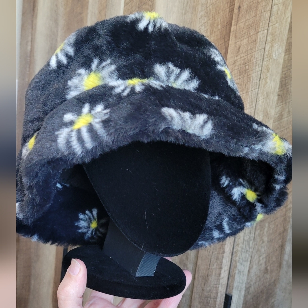 Floral Bucket Hat with Yellow and White Daisies